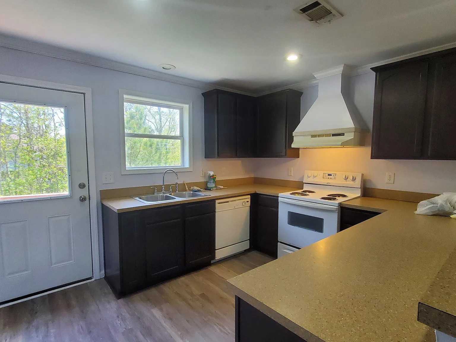 3 bed, 2.0 bath, 1140 sqft, $1,400 — Photo 3