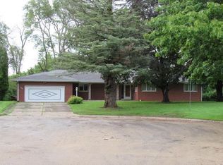 135 Crescent Ct, Monticello, IA 52310