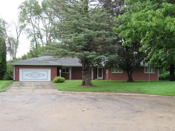 135 Crescent Ct, Monticello, IA 52310