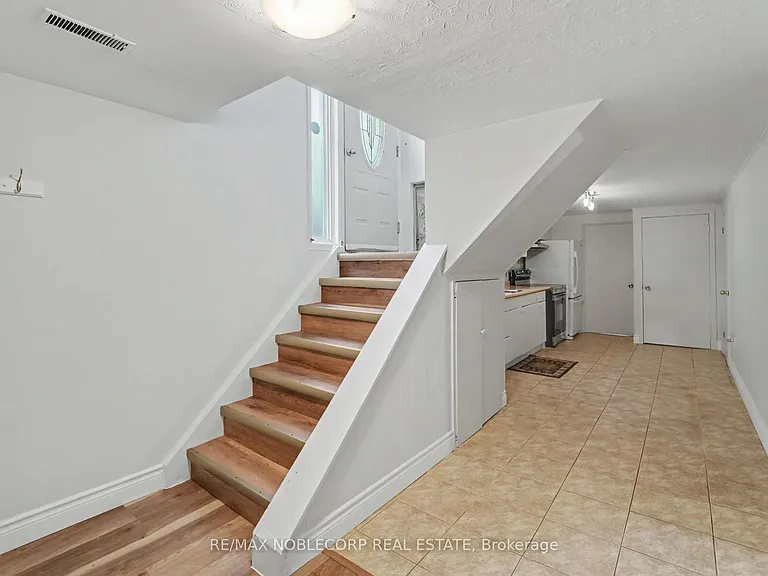 3519 Laddie Cres — Photo 3