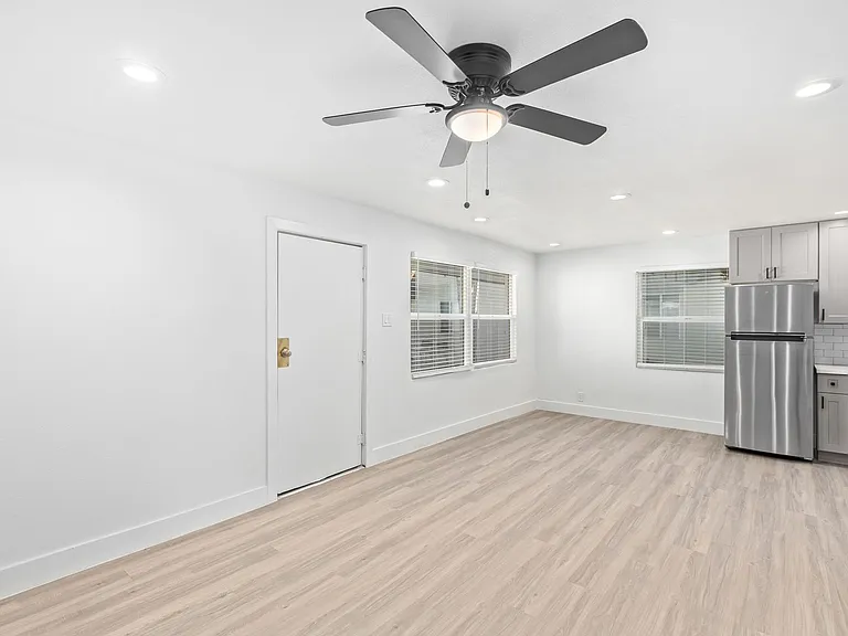 498 N Arizona Ave #5 — Photo 23