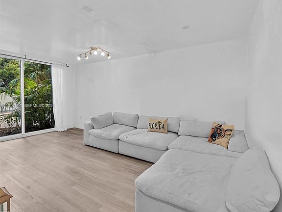 4th image of 1688 West Ave #G