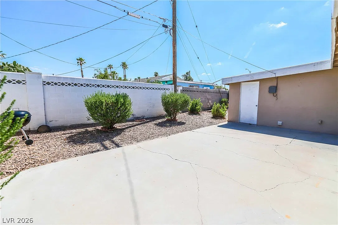 3 bed, 2.0 bath, 1212 sqft, $1,800 — Photo 4