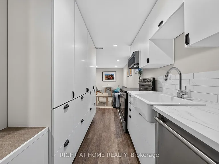 1599 Sandgate Cres #LOWER — Photo 6