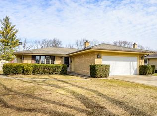 1414 E Small Ln, Mount Prospect, IL 60056