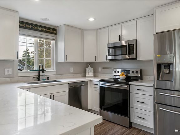 2019 updated kitchen with quartz counters and stainless appliances.>