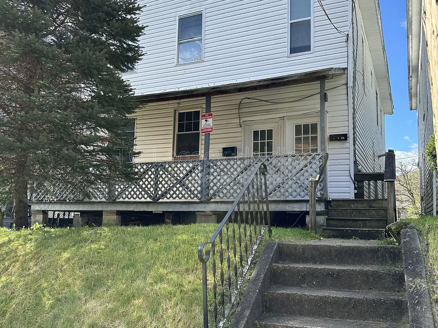 3 bed, 1.0 bath, 1323 sqft, $1,025 — Photo 1