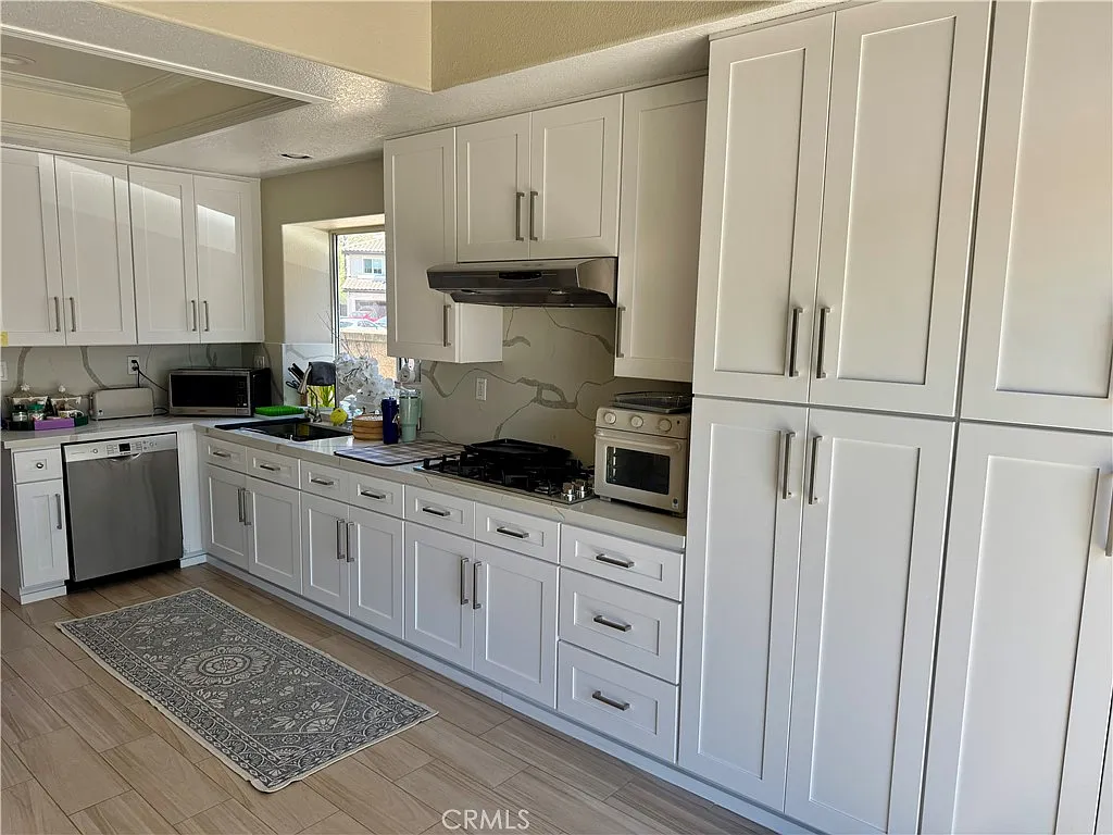 3 bed, 2339 sqft, $5,995 — Photo 2