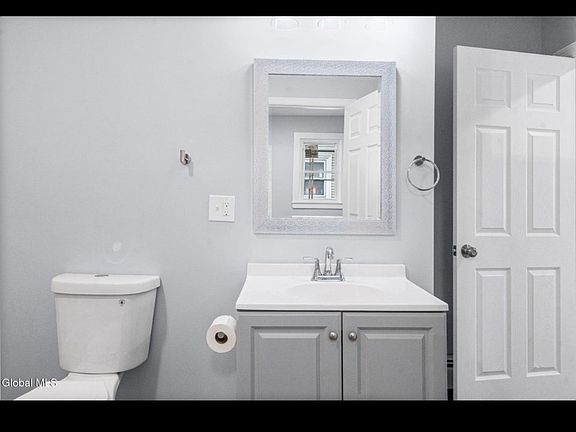 5th image of 27 W Notre Dame St Unit 1B
