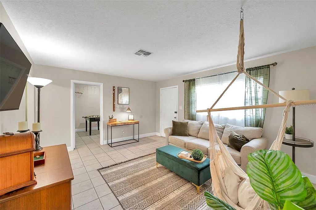 3 bed, 1.0 bath, 1008 sqft, $1,650 — Photo 2