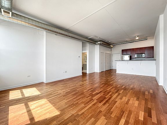 4th image of 4015 N Milwaukee Ave Unit 410