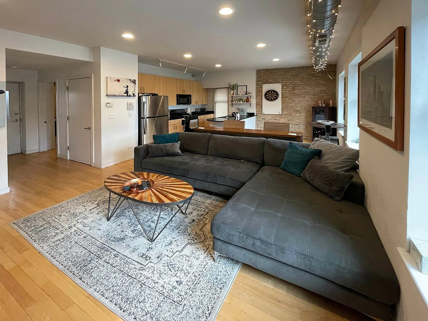 Great Wicker Park Large 1 Bedroom. Exposed Brick. Laundry. Porch. Free Internet. Amazing Street. ... — Photo 3