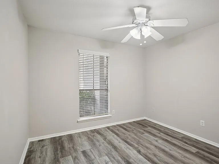 Porterwood Apartments — Photo 24
