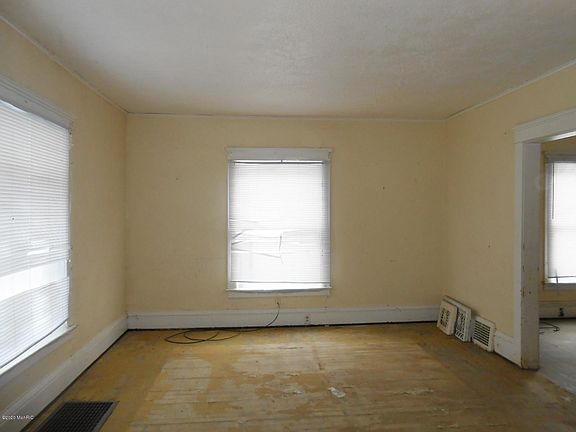 2nd image of 17 Woodward Ave