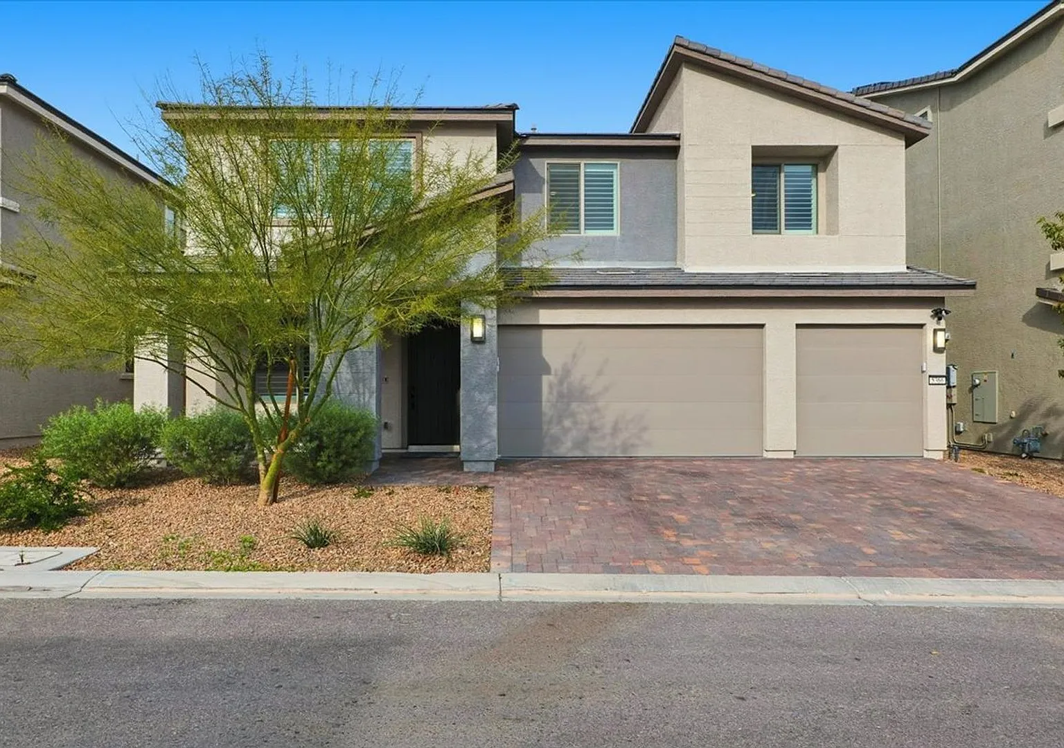 Luxury 5-Bedroom Home | Custom Bar, Dual En-Suites & Beautiful Backyard — Photo 1