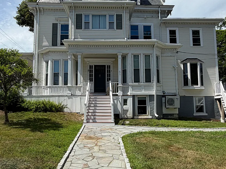 Lincoln Ave entrance with Pennsylvania field stone walkway