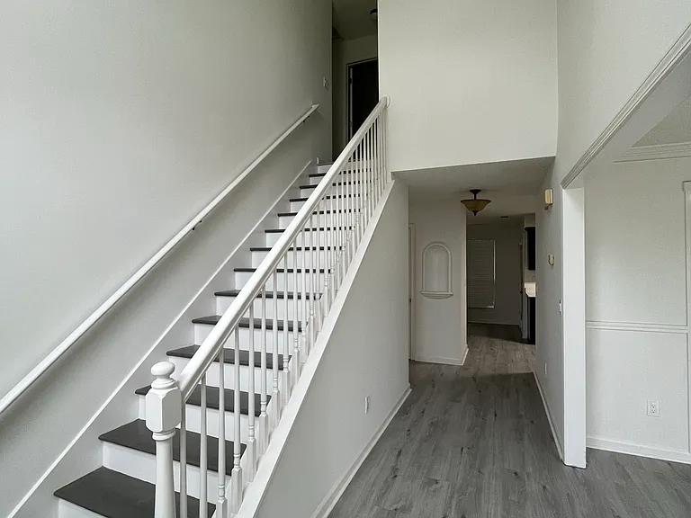 438 Gresham Dr — Photo 3