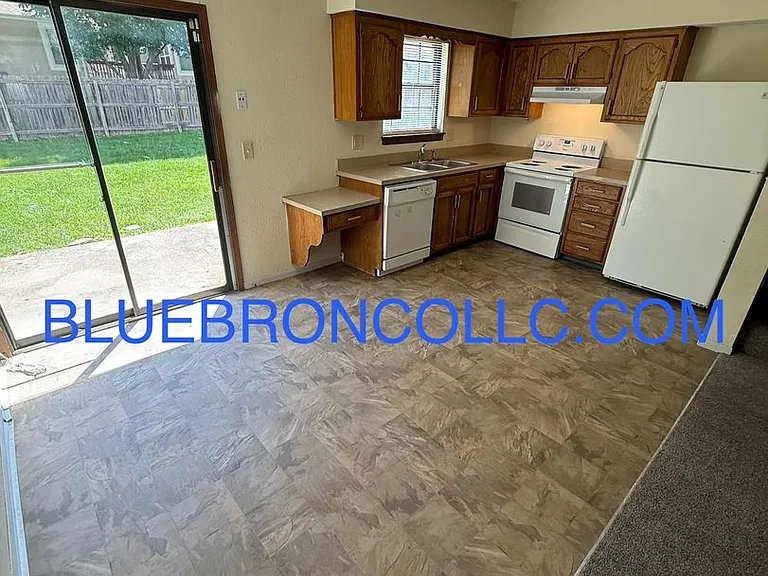 111 SW Oxford Pl — Photo 5