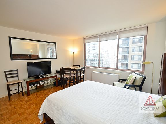 4th image of 235 E 40th St APT 30I
