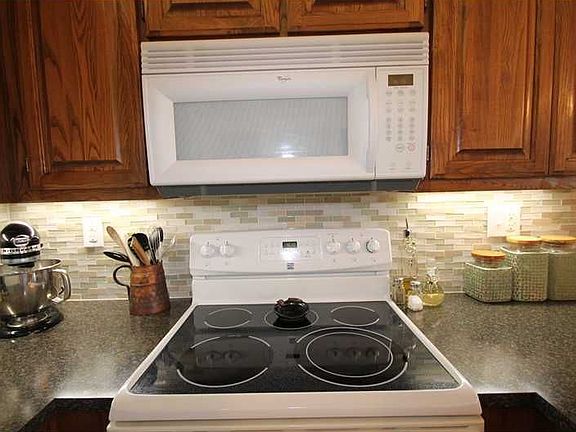 3rd image of 20 Norwood Dr