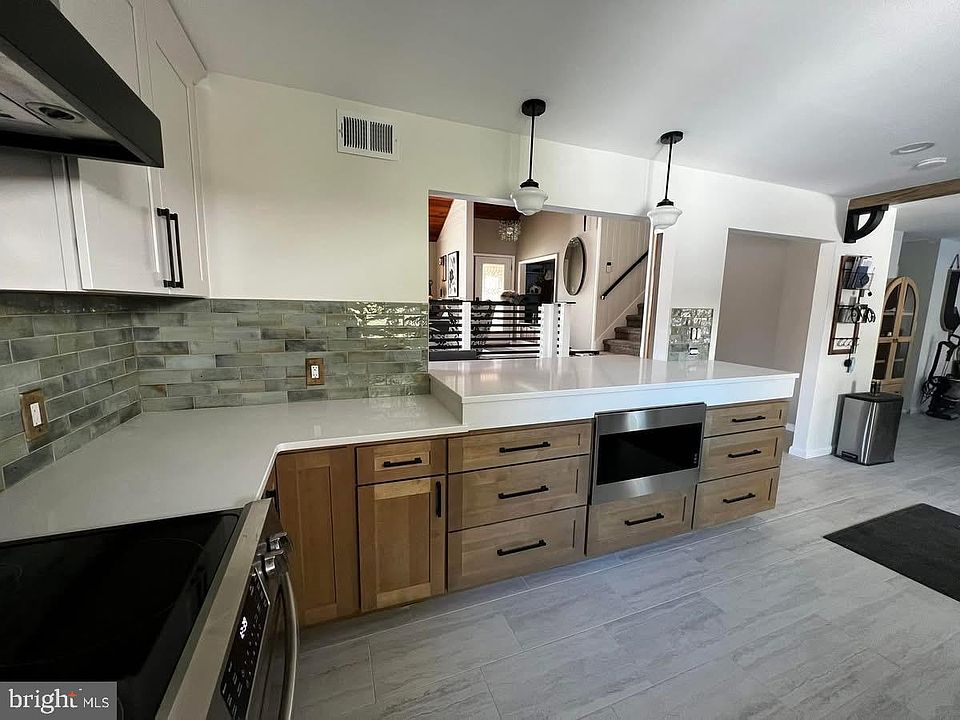 2nd image of 2624 Neudecker Rd