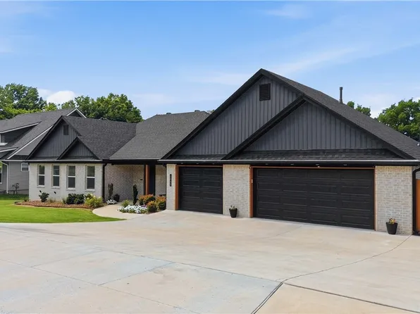 1045 W Garland St, Siloam Springs, AR 72761