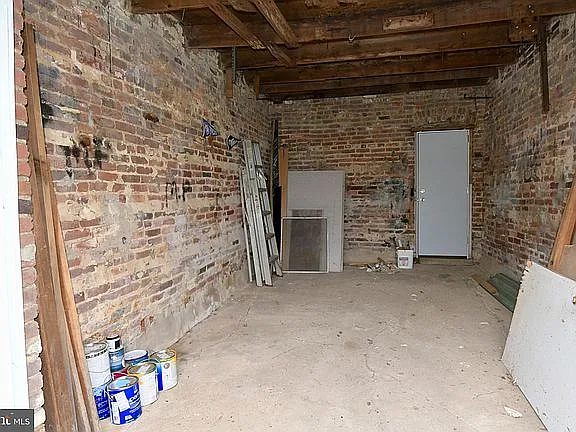 852 W 33rd St — Photo 26