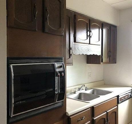 4th image of 448 Grand Ave