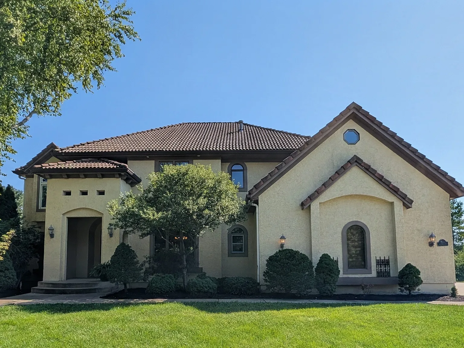 5 bed, 5.5 bath, 5095 sqft, $5,000 — Photo 2