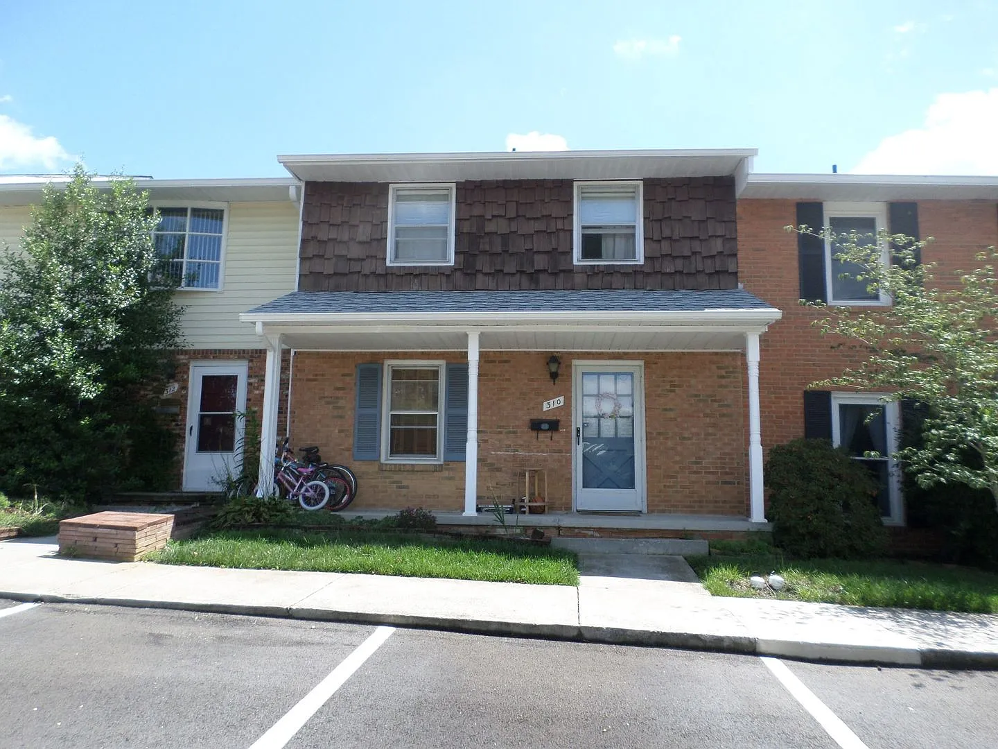 3 Bedroom 1 full and 2 Half Bath Townhouse — Photo 4