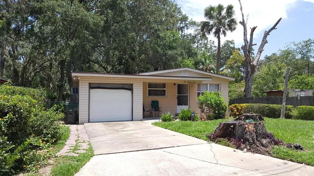 3 bed, 1.5 bath, 1312 sqft, $1,800 — Photo 1