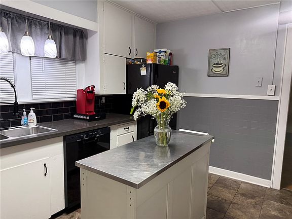 3rd image of 20 Erwin St