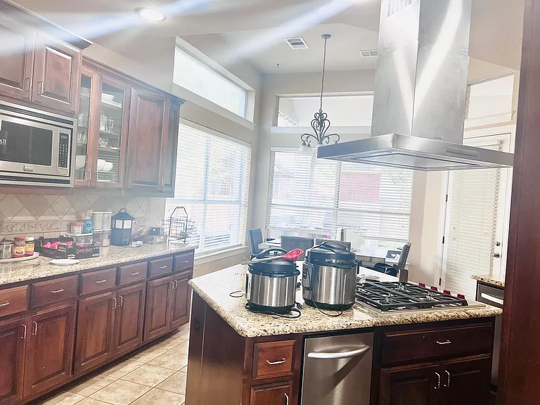 10905 Roy Butler Dr — Photo 12