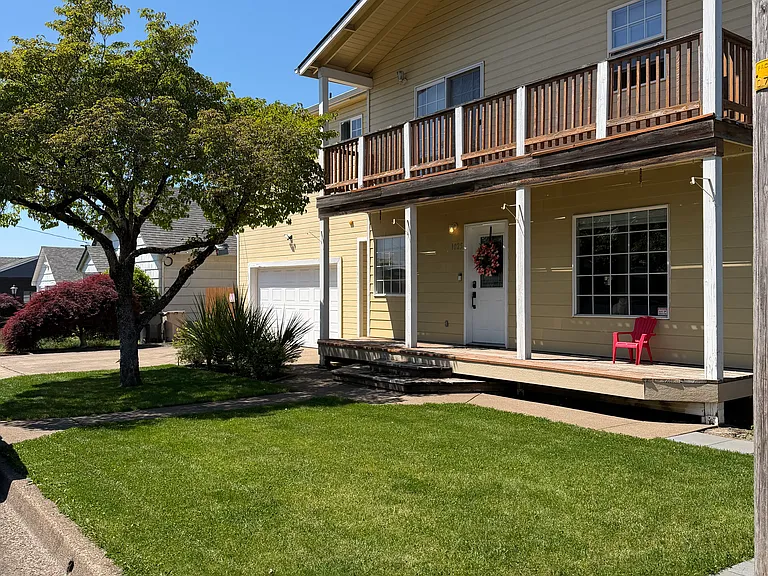 1025 10th Ave SE — Photo 1