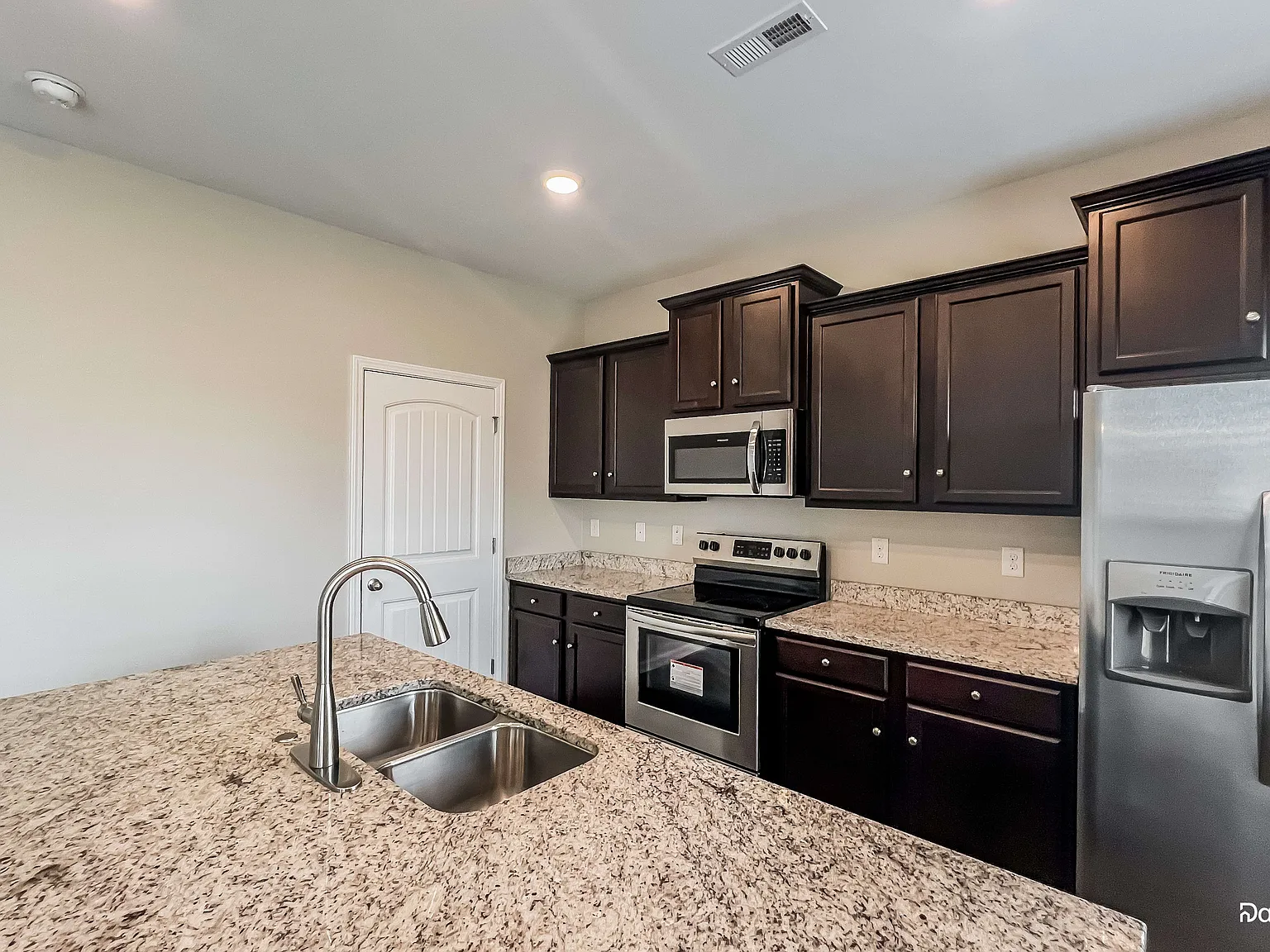 4 bed, 2.5 bath, 2321 sqft, $2,245 — Photo 4