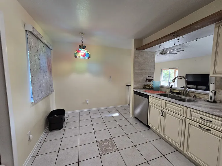 1545 Maxwell Ln — Photo 24
