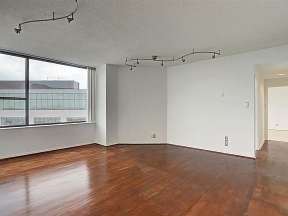 4th image of 14 Greenway Plz Unit 16M