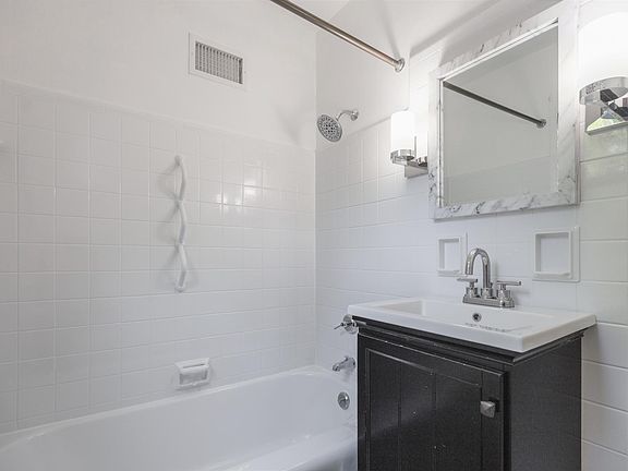 5th image of 225 E Montclaire Ave