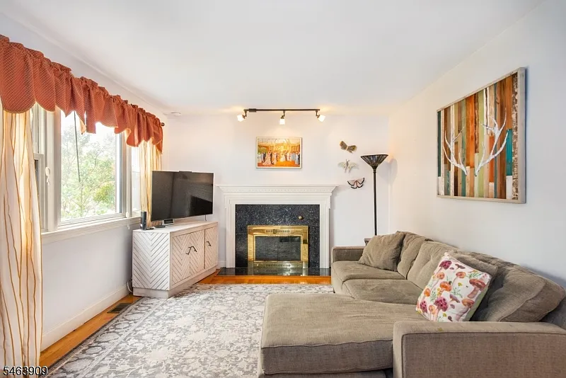 3 bed, 2.0 bath, $4,000 — Photo 3