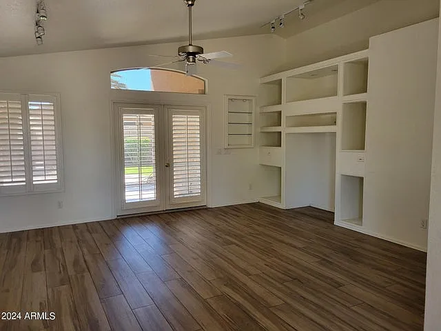 869 E Sheffield Ave — Photo 3