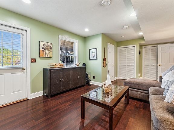 5th image of 608 Imperial Dr