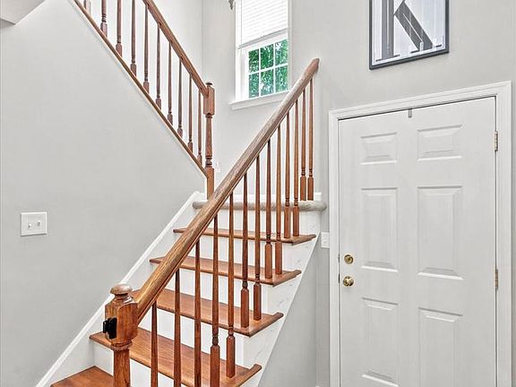 3rd image of 264 Hampshire Dr