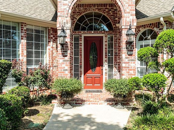 2nd image of 803 Willow Ct
