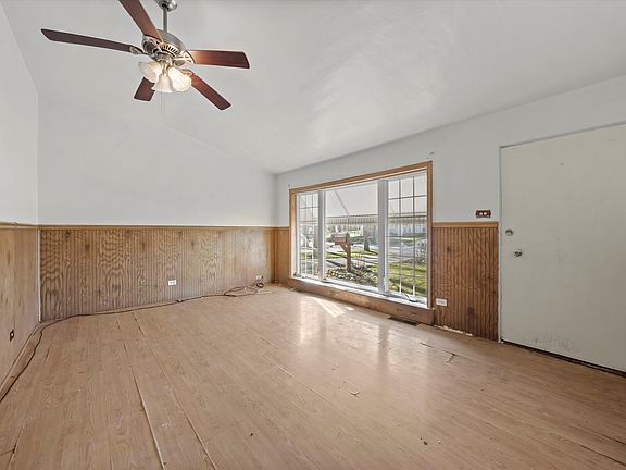 3rd image of 1535 Stanley Blvd