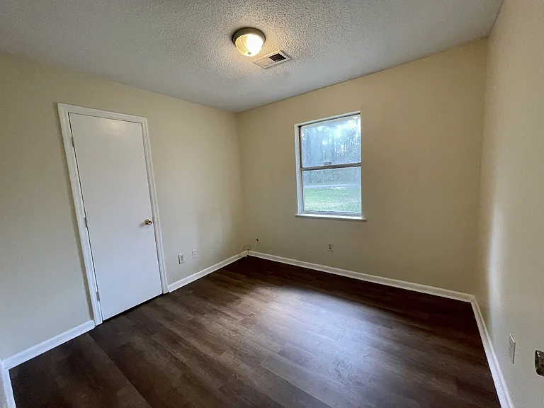 115 Hardwick Rd — Photo 6
