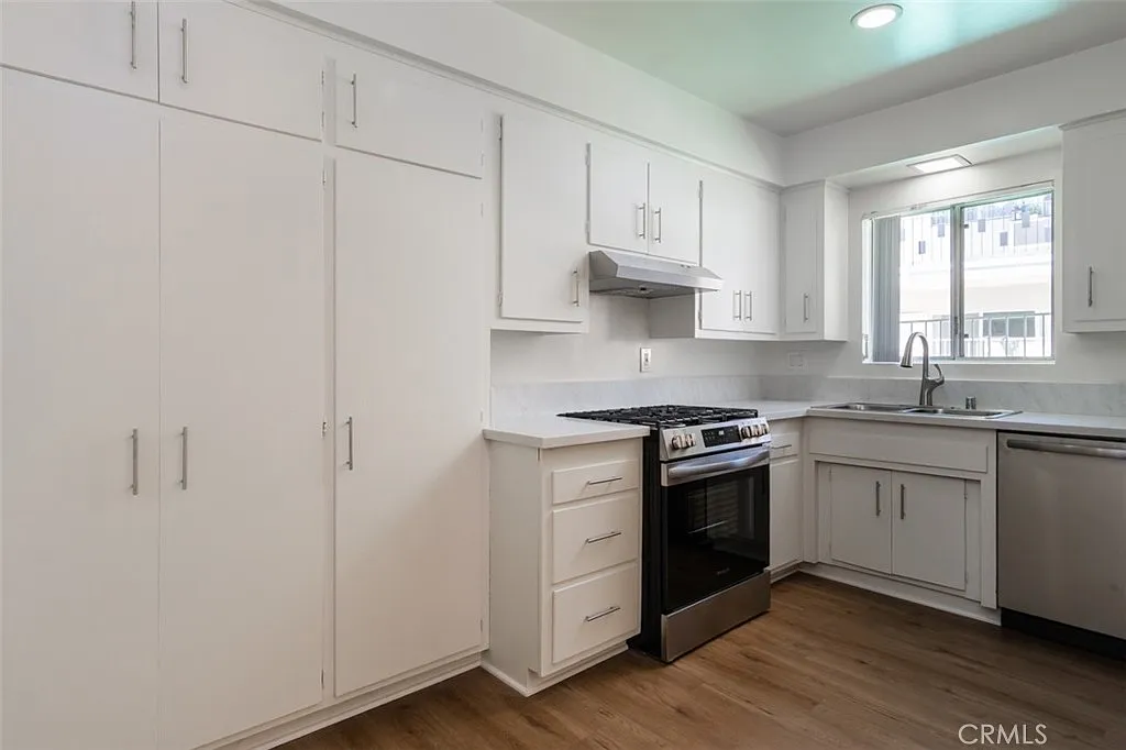 2 bed, 860 sqft, $2,350 — Photo 1