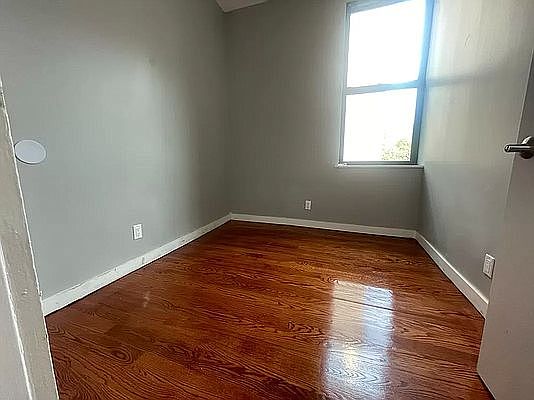 4th image of 141 Tompkins Ave #2BB