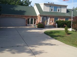 6204 Larchmont Dr, Racine, WI 53406