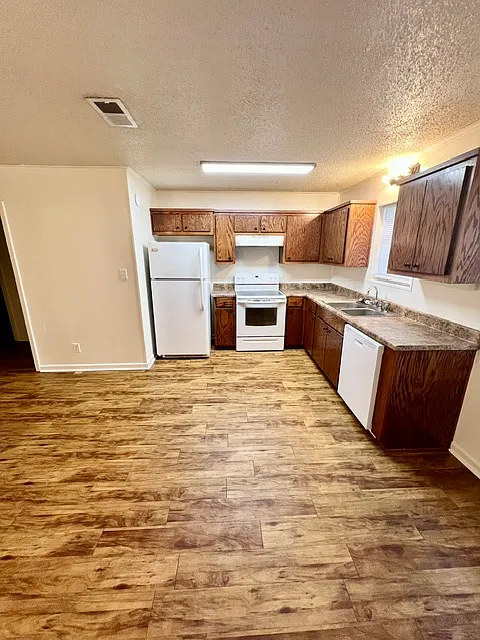 2 bed, 1030 sqft, $1,100 — Photo 3