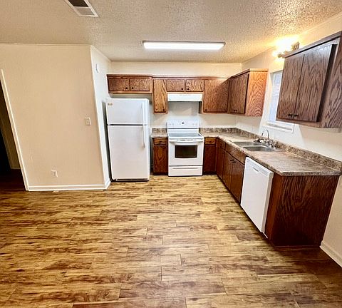 3rd image of 606 Jefferson St E #606
